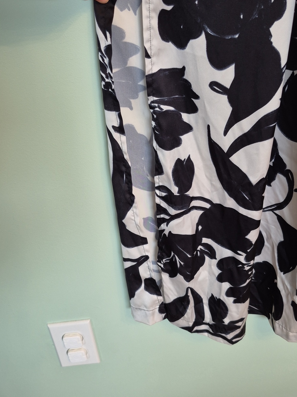 La Vie En Rose Women's Feminine Black & White Floral Satin Robe Size Small - Picture 8 of 9